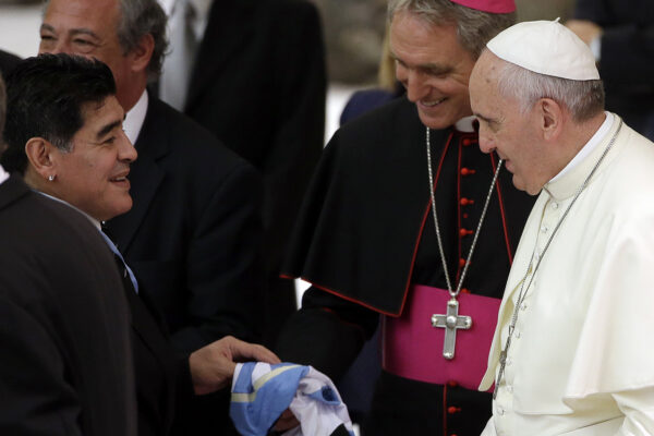 Papa Francesco ricorda Maradona: “In campo un poeta, ma era un uomo fragile”