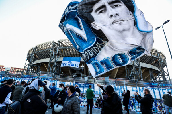 Foto Alessandro Garofalo/LaPresse 
26 novembre 2020 Napoli, Italia Sport Calcio
Addio a Diego Armando Maradona, Napoli è in luttoNella foto: tifosi portano fiori e gadget fuori allo stadio San Paolo in memoria di Diego Armando Maradona 

Photo Alessandro Garofalo/LaPresse 
November 26, 2020 Naples, Italy News
Fans bring flowers and gadgets outside the San Paolo stadium in memory of Diego Armando Maradona the day after of his death