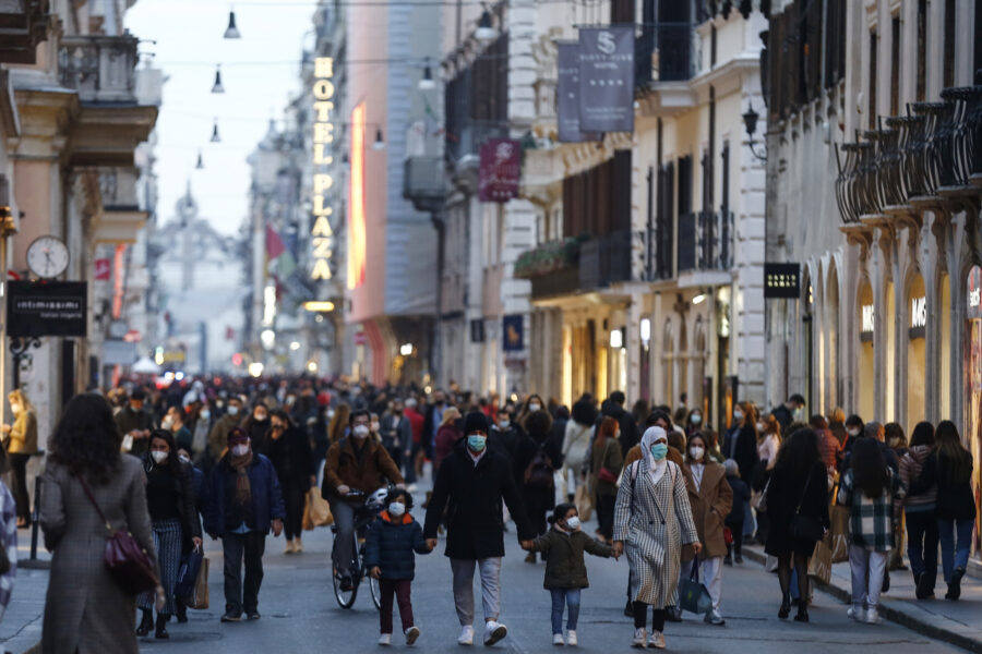 Foto Cecilia Fabiano/ LaPresse 
27 Novembre  2020 Roma (Italia)
Cronaca  : 
Black Friday prima di Natale nel centro di Roma 
Nella Foto : folla e traffico in via del Corso 
Photo Cecilia Fabiano/LaPresse
November 27 , 2020  Roma (Italy) 
News:
Black Friday before Christmas in the centre 
In the Pic : crowd and traffic in via del Corso