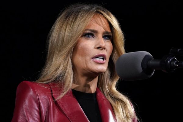 Melania Trump condanna l’attacco al Campidoglio: “Pettegolezzi fuorvianti sul mio conto”