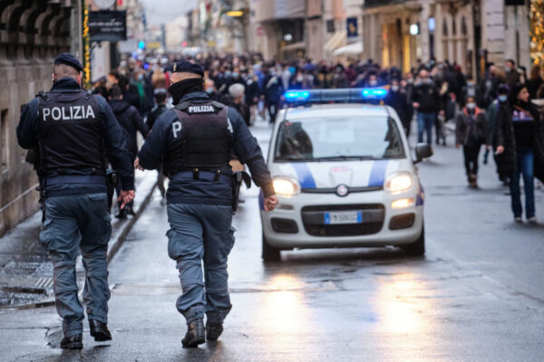 Italia divisa in zone, dai weekend in arancione-rosso alla nuova fascia bianca: come sarà il ‘calendario’