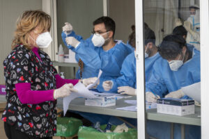 Foto Giovanni Isolino/LaPresse
19-12-2020 Messina 
Drive-in per tamponi veloci all’uscita del traghetto per la Sicilia, come disposto dal presidente della regione Sicilia Musumeci per l’arrivo in Sicilia di chi trascorrerà le vacanze natalizie nell’isola.

Nella foto: personale medico adibito all’effettuazione dei tamponi

Photo Giovanni Isolino/LaPresseDecember 19, 2020 Messina, Italy news Covid-19 tests for the arrival in Sicily for the people will spend the Christmas vacations on the island.