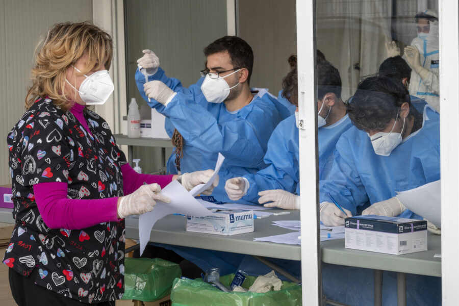 Foto Giovanni Isolino/LaPresse
19-12-2020 Messina 
Drive-in per tamponi veloci all’uscita del traghetto per la Sicilia, come disposto dal presidente della regione Sicilia Musumeci per l’arrivo in Sicilia di chi trascorrerà le vacanze natalizie nell’isola.

Nella foto: personale medico adibito all’effettuazione dei tamponi

Photo Giovanni Isolino/LaPresseDecember 19, 2020 Messina, Italy news Covid-19 tests for the arrival in Sicily for the people will spend the Christmas vacations on the island.