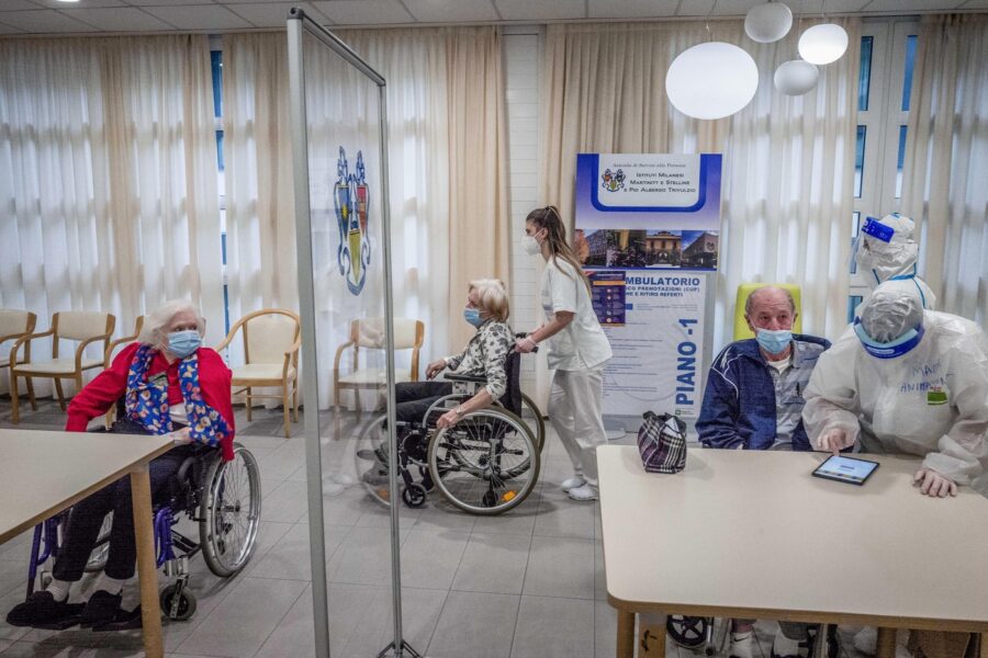 Foto Carlo Cozzoli/ POOL LaPressecronaca27/12/2020 Milano. Vaccini COVID19 al PAT Trivulzio primi anziani soggetti a maggiori rischi e personale medicoPhoto Carlo Cozzoli/ POOL LaPressenewsDecember  27, 2020 Milano – ItalyVaccine Day in the Milan , Trivulzio