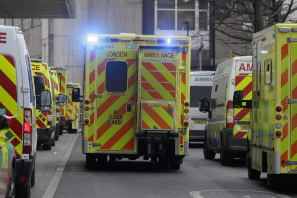 Torna a casa dopo 306 giorni di ricovero, Geoffrey ha sconfitto il Covid