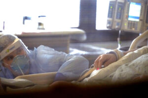 Registered nurse Andraja Zelle looks up at her patient in the COVID ICU at UW Medical Center – Montlake, Tuesday, Jan. 26, 2021, in Seattle. Washington Gov. Jay Inslee on Tuesday touted big improvements in distributing the COVID-19 vaccines, but he also urged residents to remain vigilant as new, more contagious variants of the disease spread in the state. (AP Photo/Elaine Thompson) Registered nurse Andraja Zelle looks up at her patient in the COVID ICU at UW Medical Center – Montlake, Tuesday, Jan. 26, 2021, in Seattle. Washington Gov. Jay Inslee on Tuesday touted big improvements in distributing the COVID-19 vaccines, but he also urged residents to remain vigilant as new, more contagious variants of the disease spread in the state. (AP Photo/Elaine Thompson)