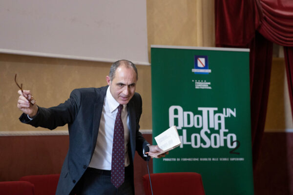 La deriva dei partiti-persona e la crisi della democrazia in Italia: l’allarme del filosofo Gennaro Carillo