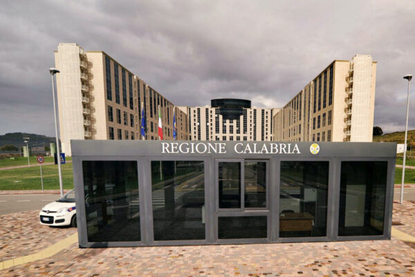 Basta con i luoghi comuni, non abbiamo bisogno di personaggi di altri territori