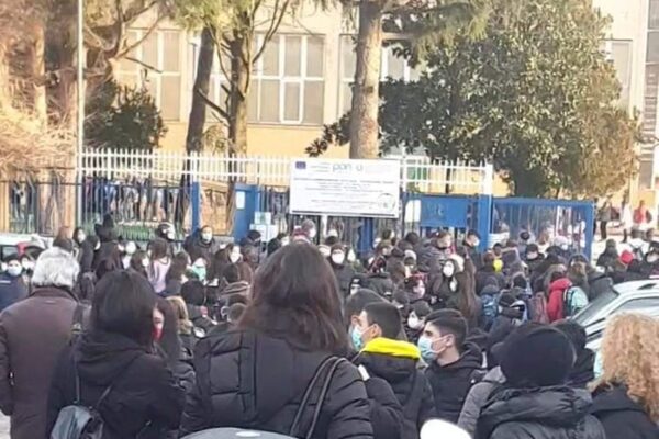 Scuola e assembramenti, l’Unità di Crisi: “I sindaci e la Municipale devono controllare per evitare contagi” Scuola e assembramenti, l’Unità di Crisi: “I sindaci e la Municipale devono controllare per evitare contagi”