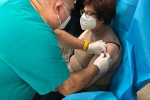 Antonella Franco, la dottoressa positiva dopo il vaccino: perché non c’è da preoccuparsi