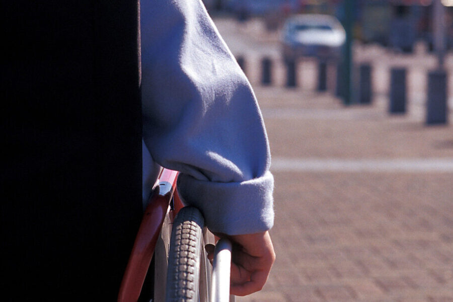 ©PIERRE ROUSSEAU/ISOPRESS/LAPRESSE
24-09-2003
CHARLEROI -BELGIO-
SOCIETA’
LE PERSONE DISABILI
NELLA FOTO: UNA PERSONA DISABILE SU UNA SEDIA A ROTELLE