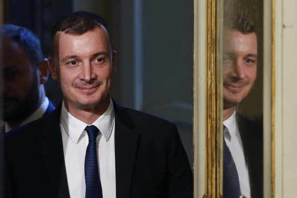 Rocco Casalino non molla “manco morto” Palazzo Chigi: “Non mi dimetto perché lo chiede Renzi”
