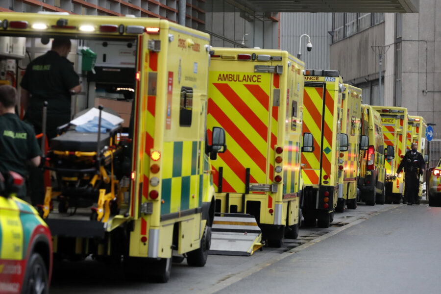 Londra, bus pubblici convertiti in ambulanze: “Un ricovero ogni 30 secondi”