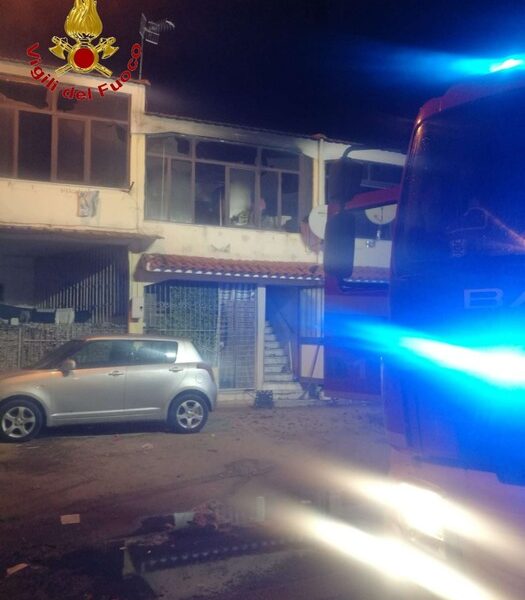Appartamento distrutto dalle fiamme, uomo muore carbonizzato nell’incendio
