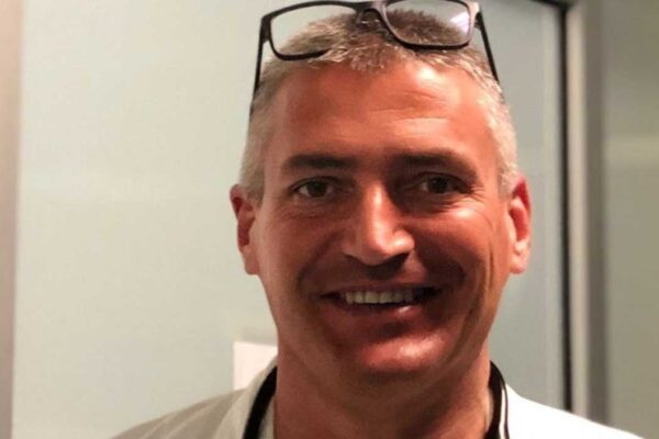 Chi è il medico Carlo Mosca, da eroe della prima ondata all’accusa di omicidio volontario