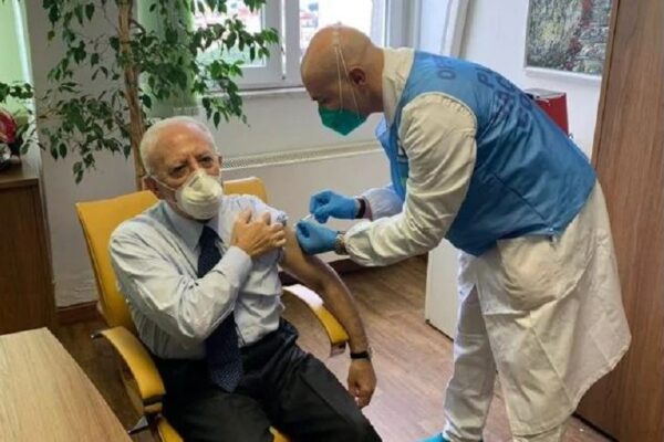 Vaccino anti-Covid, somministrata la seconda dose a De Luca: il richiamo dopo le polemiche del V-Day