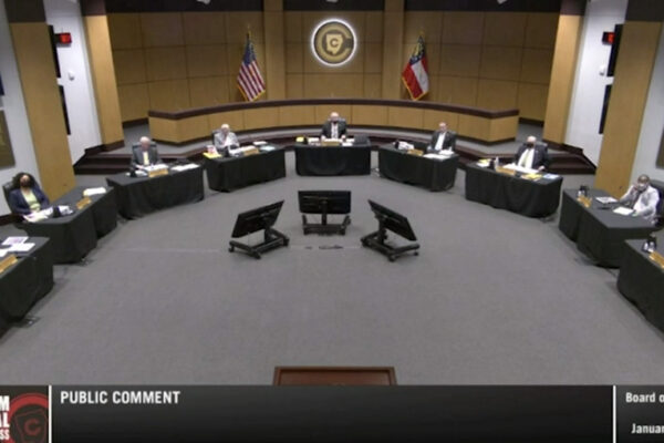 Insegnante muore di Covid a Natale, alla commemorazione i dirigenti scolastici si rifiutano di indossare la mascherina