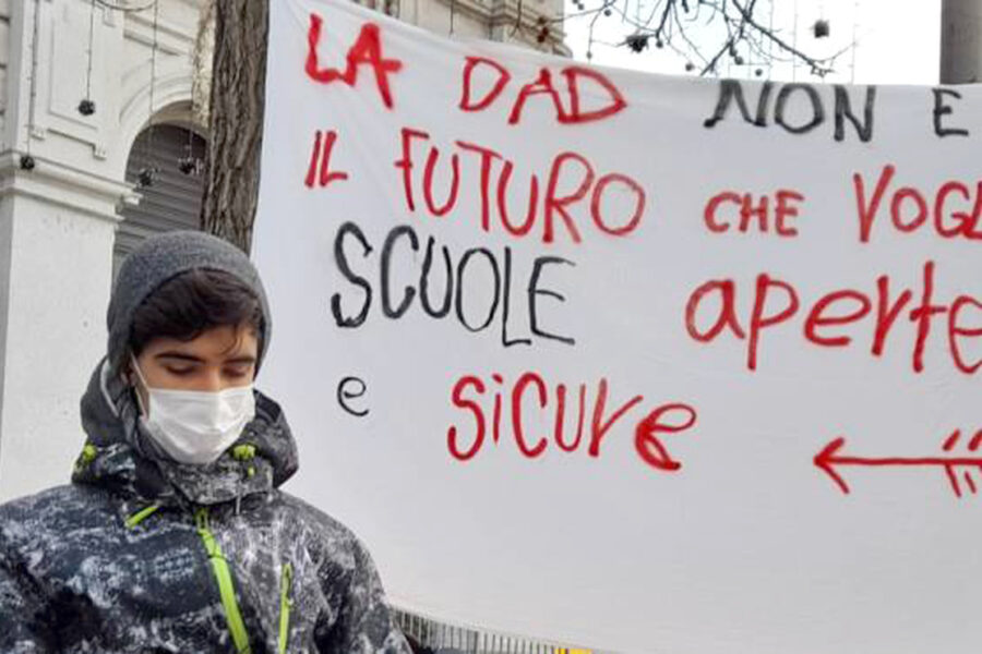 “Le ordinanze di chiusura scuole erano illegittime”, il Tar condanna De Luca per aver imposto la Dad