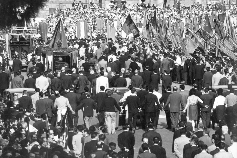 21 AGOSTO 1964 – ANNI 60, UNA GRANDE FOLLA DI PERSONE PARTECIPA AI FUNERALI DEL POLITICO PALMIRO TOGLIATTI, UOMINI, DONNE, BANDIERE, FUNERALE, (PARTITO COMUNISTA ITALIANO), B/N, 03-00012713