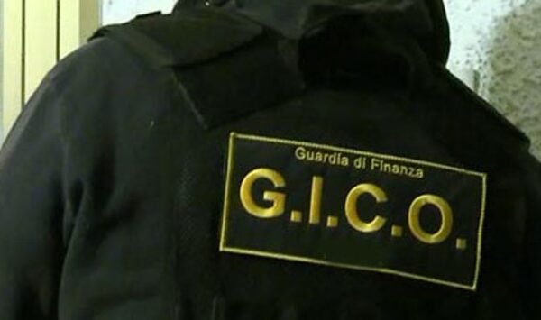 Roma, smantellato il drive in della droga: spaccio on the road a Boccea