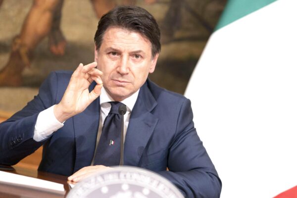 Conte si infuria sui vaccini in ritardo: “Gravi violazioni, in Italia 3,4 milioni di dosi invece di 8”