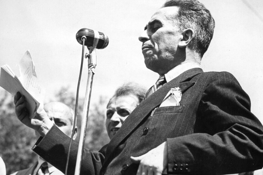 15-07-48 Roma
Luigi Longo detto Gallo (Fubine, 15 marzo 1900 – Roma, 16 ottobre 1980) è stato un politico e antifascista italiano, segretario generale del Partito Comunista Italiano dal 1964 al 1972. Esponente storico del comunismo italiano e mondiale,
Nella foto: il grande cimizio popolare per l’attentato all’onorevole Togliatti. parla Luigi Longo
