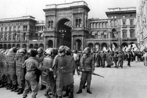 Milano e la violenza della Politica di Davide Steccanella: quanta storia tra piombo, forca e cabaret