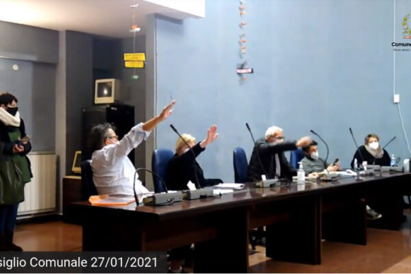 “Votiamo facendo il saluto fascista”, polemica in consiglio comunale a Cogoleto nel Giorno della Memoria