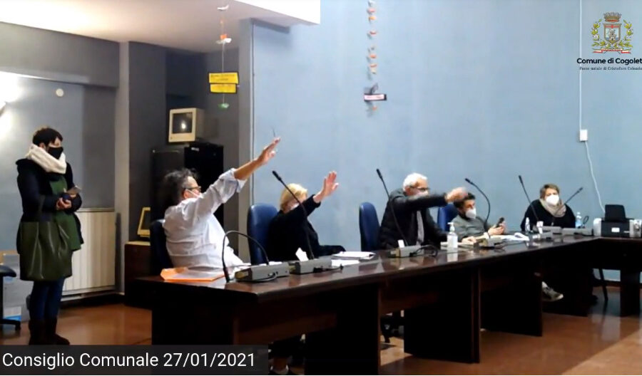 “Votiamo facendo il saluto fascista”, polemica in consiglio comunale a Cogoleto nel Giorno della Memoria