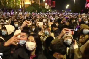 Capodanno a Wuhan, folla nelle strade della città epicentro della pandemia: “Loro in piazza, noi in casa”