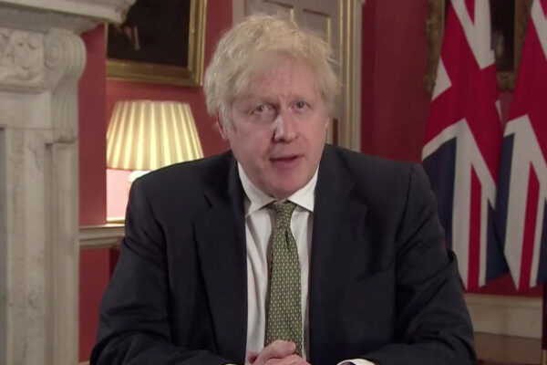 Boom di contagi in Gran Bretagna, Johnson annuncia terzo lockdown: “State a casa”