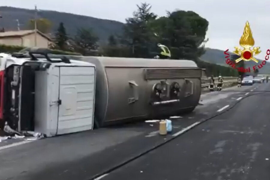 Autocisterna piena di gasolio si ribalta, sul posto un’autogrù