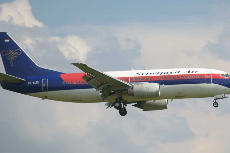 Boeing caduto in mare dopo la scomparso dai radar: a bordo c’erano 62 persone