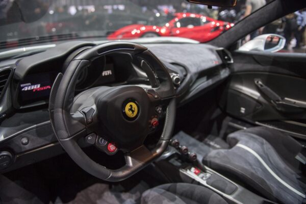 Girava in Ferrari con il reddito di cittadinanza: un nuovo campione dell'”abolizione della povertà”