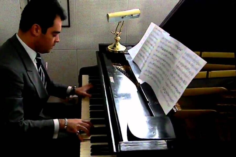 Il dramma di Adriano Urso, il pianista diventato rider morto durante una consegna