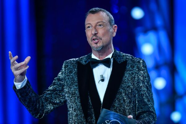 Festival di Sanremo a rischio, aut aut di Amadeus: “Tutti uniti per marzo o rinviamo al 2022”