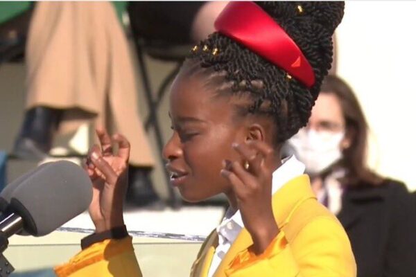 Chi è Amanda Gorman, l’attivista che ha letto la sua poesia all’insediamento di Joe Biden