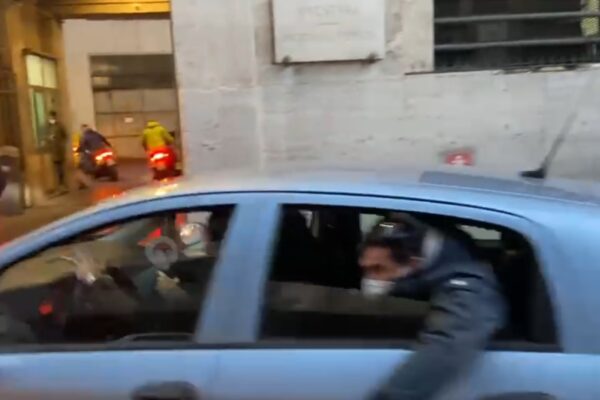 Rider derubato, i sospettati arrivano in questura