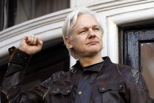 Julian Assange, ictus in carcere per il fondatore di WikiLeaks: “Colpa della pressione Usa per l’estradizione”