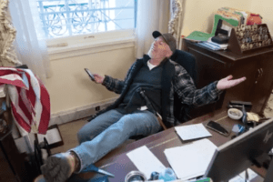 Chi è Richard Barnett, l’uomo che ha occupato l’ufficio di Nancy Pelosi al Congresso