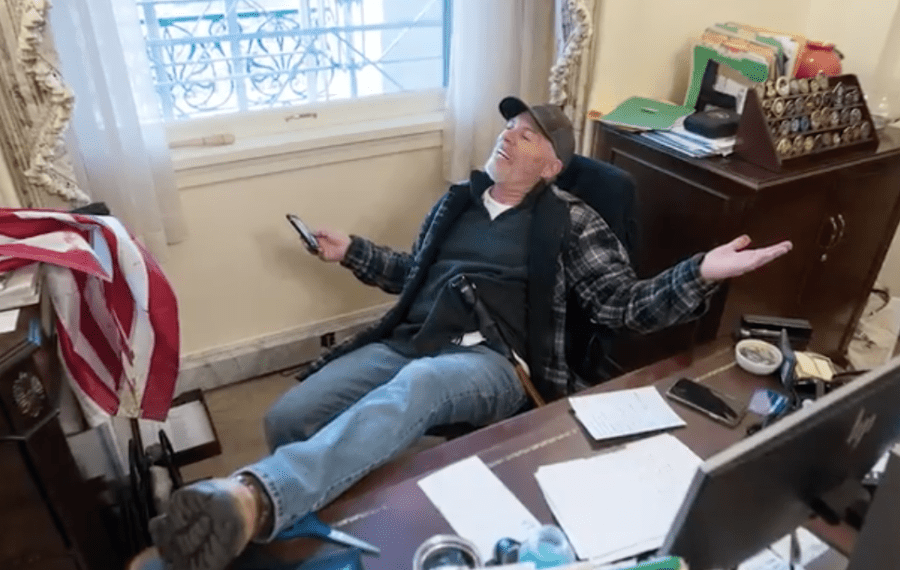 Chi è Richard Barnett, l’uomo che ha occupato l’ufficio di Nancy Pelosi al Congresso