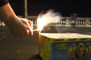 Capodanno a Napoli senza botti, l’ordinanza del sindaco: “Non vanno stressati gli ospedali”