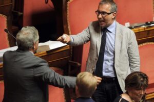 Ciampolillo dà spettacolo, di nuovo in ritardo al Senato: “Salvini pagliaccio, cannabis contro il covid”