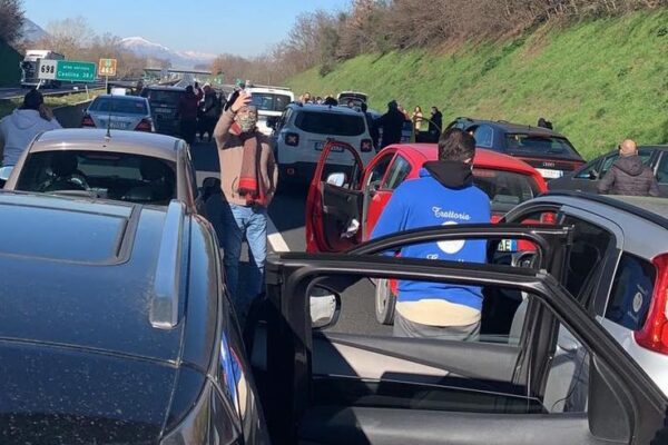 La protesta dei ristoratori campani, 100 auto a passo d’uomo sull’A1 verso Roma: “Fateci lavorare”