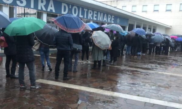 Vaccino, cacciati 41 infiltrati dalla fila a Napoli: “C’è chi ha spacciato mogli e figli per collaboratori, mandati via”