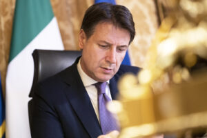 A sostegno di Conte nasce il gruppo grillino dei ‘voltagabbana’, e la Costituzione diventa un optional