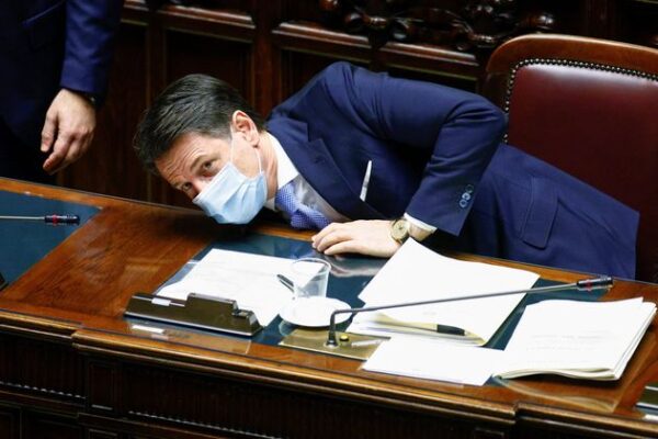 Italia a un passo dal baratro chiacchiera distrattamente…