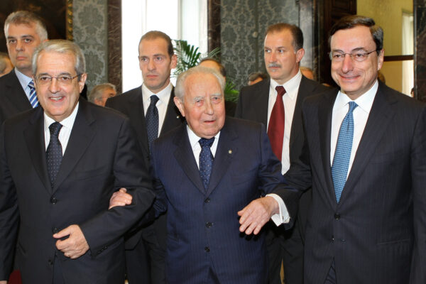 Foto Roberto Monaldo / LaPresse
31-05-2011 Roma
Economia
Assemblea della Banca d’Italia
Nella foto Fabrizio Saccomanni, Carlo Azeglio Ciampi, Mario Draghi

Photo Roberto Monaldo / LaPresse
31-05-2011 Rome
Bank of Italy assembly
In the photo Saccomanni, Carlo Azeglio Ciampi, Mario Draghi
