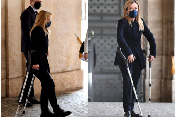 Giorgia Meloni in stampelle al Quirinale, cos’è successo alla leader di Fratelli d’Italia