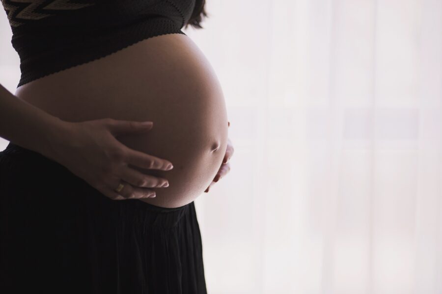 Vaccino in gravidanza, l’Oms cambia idea: “Più benefici che rischi provati”